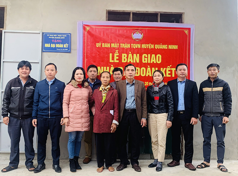 Ủy ban MTTQVN huyện Quảng Ninh và chính quyền địa phương bàn giao nhà cho bà Nguyễn Thị Vững, thôn Nam Hải, xã Vạn Ninh.