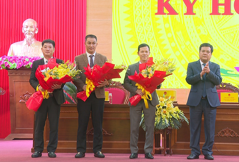 Đồng chí Bí thư Thành ủy Đồng Hới, Chủ tịch HĐND thành phố Trần Phong tặng hoa các đồng chí thôi và mới được bầu Ủy viên UBND thành phố.