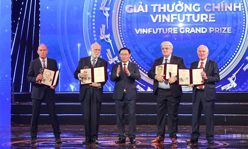 Giải thưởng chính VinFuture 2022 trị giá 3 triệu USD được trao cho 5 nhà khoa học phát minh ra công nghệ mạng toàn cầu. (Ảnh: Minh Sơn/Vietnam+)