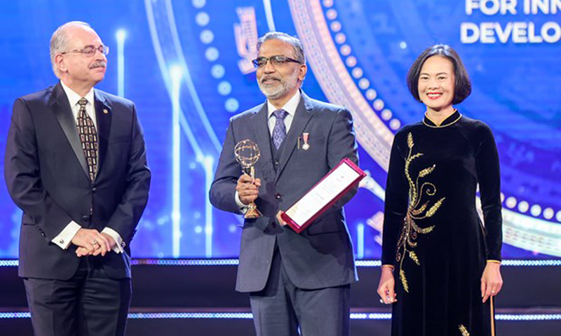 Giải Đặc biệt VinFuture 2022 dành cho Nhà khoa học đến từ các nước đang phát triển đã vinh danh Giáo sư Thalappil Pradeep (Ấn Độ). (Ảnh: Minh Sơn/Vietnam+)
