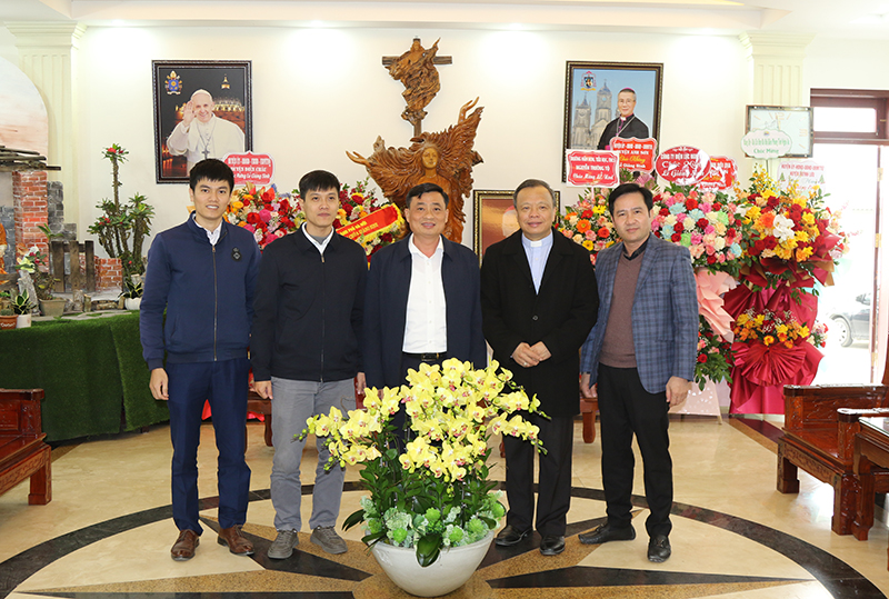 Đại tá Lê Văn Hóa, Phó giám đốc Công an tỉnh Quảng Bình tặng quà chúc mừng tại Toà Giám mục Giáo phận Vinh.