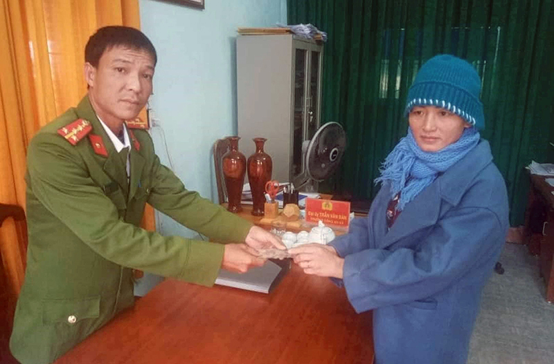 Công an xã An Ninh trao trả lại số tiền bị đánh mất cho chị Võ Thị Liên, thôn Hoành Vinh, xã An Ninh.