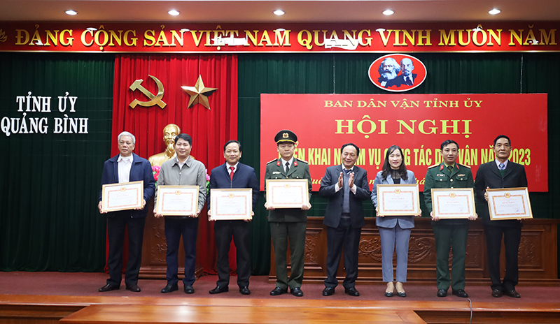 Đồng chí Phó Bí thư Thường trực Tỉnh ủy Trần Hải Châu trao bằng khen của Ban Thường vụ Tỉnh ủy cho các tập thể. 