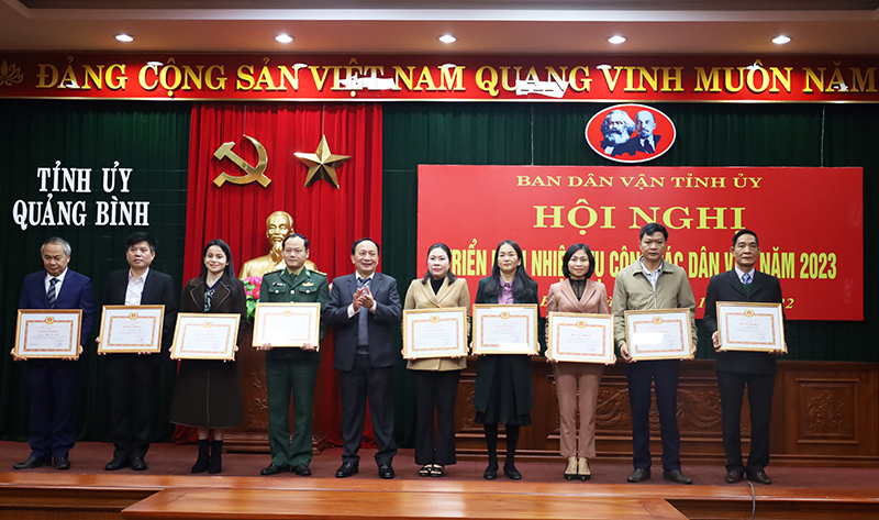 Đồng chí Phó Bí thư Thường trực Tỉnh ủy Trần Hải Châu trao bằng khen của Ban Thường vụ Tỉnh ủy cho các cá nhân. 