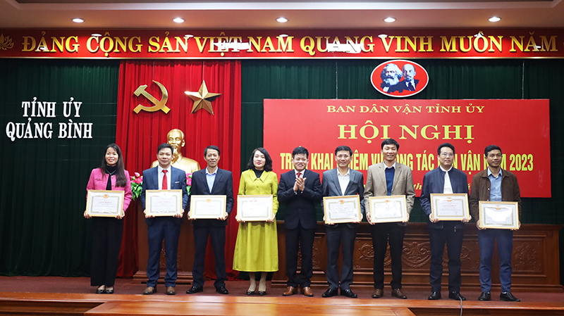  Đồng chí Trưởng ban Dân vận Tỉnh ủy Lê Văn Bảo trao giấy khen cho các tập thể.