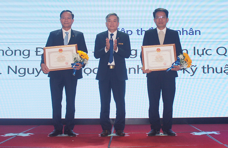 Lãnh đạo EVNCPC trao bằng khen của Ủy ban Quản lý vốn Nhà nước cho các tập thể, cá nhân PC Quảng Bình.