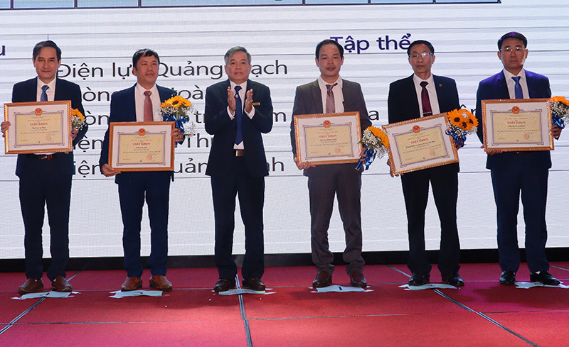 Lãnh đạo EVNCPC trao giấy khen của EVNCPC cho các tập thể PC Quảng Bình.