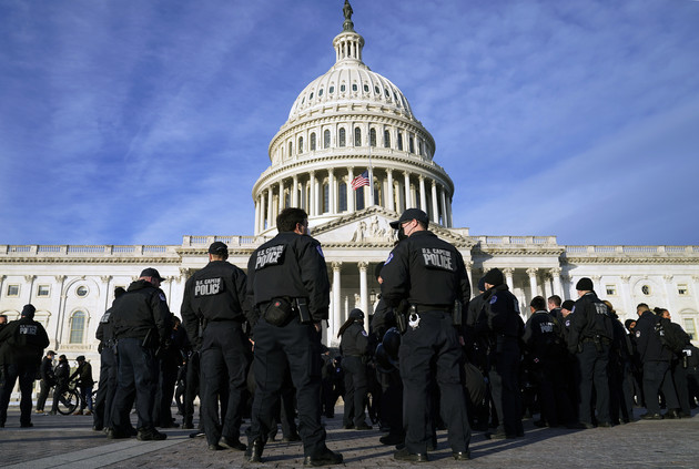 Lực lượng cảnh sát Điện Capitol tập trung trước tòa nhà Quốc hội. Ảnh: AP