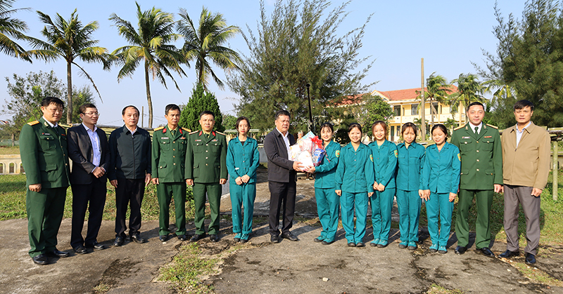 Đồng chí Bí thư Thành ủy Đồng Hới Trần Phong và đoàn công tác tặng quà chúc mừng Đại đội nữ dân quân thường trực pháo phòng không 37mm.