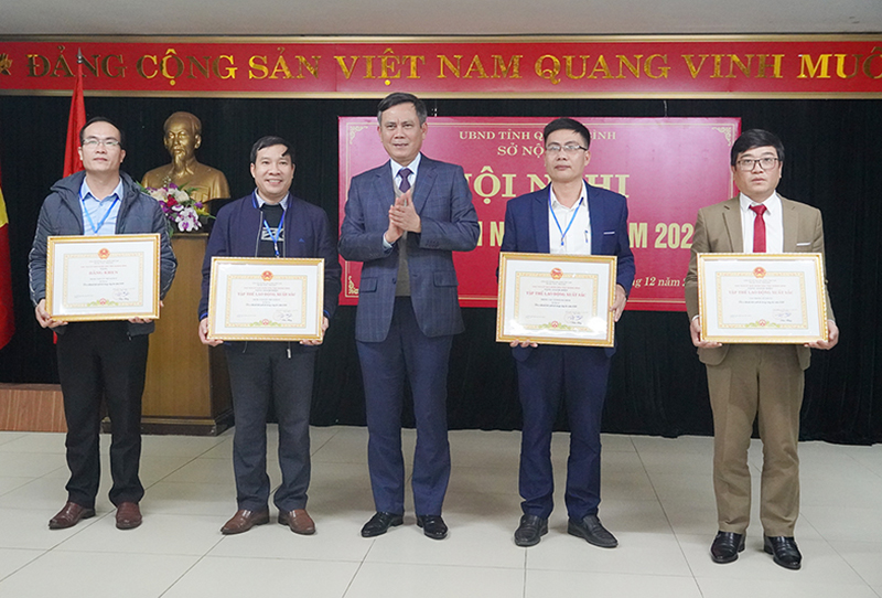 Đồng chí Chủ tịch UBND tỉnh Trần Thắng trao tặng bằng khen cho tập thể có thành tích xuất sắc năm 2022.
