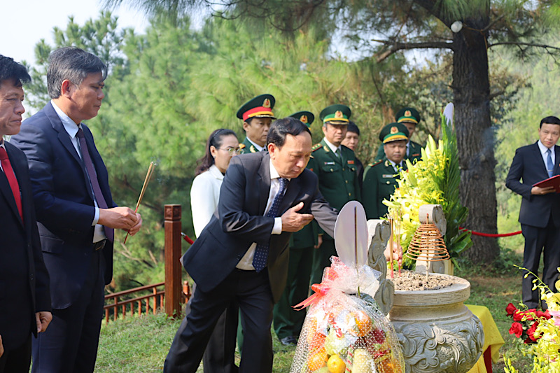 Đồng chí Phó Bí thư Thường trực Tỉnh ủy Trần Hải Châu dâng hương phần mộ Đại tướng Võ Nguyên Giáp. 