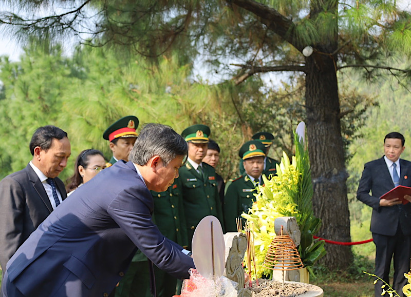 Trần Thắng, Phó Bí thư Tỉnh uỷ, Chủ tịch UBND tỉnh dâng hương lên phần mộ Đại tướng.