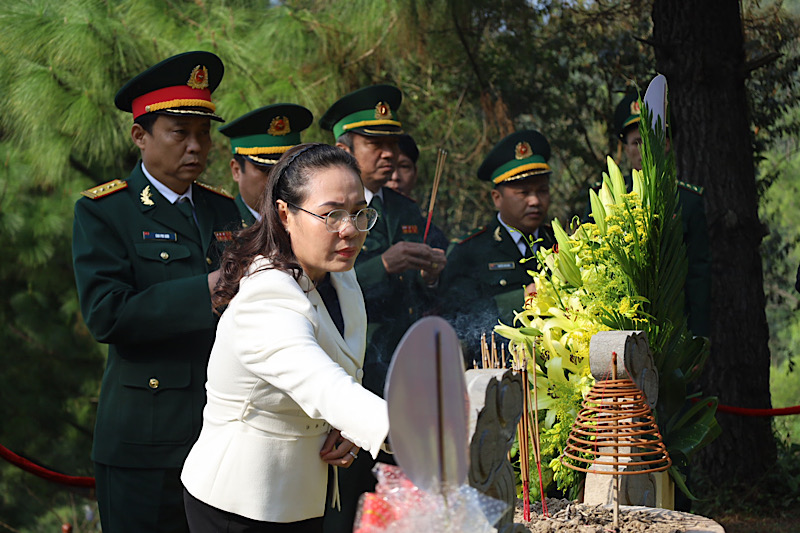 Phạm Thị Hân, Ủy viên Ban Thường vụ Tỉnh ủy, Chủ tịch Ủy ban MTTQ Việt Nam tỉnh dâng hương lên phần mộ Đại tướng.