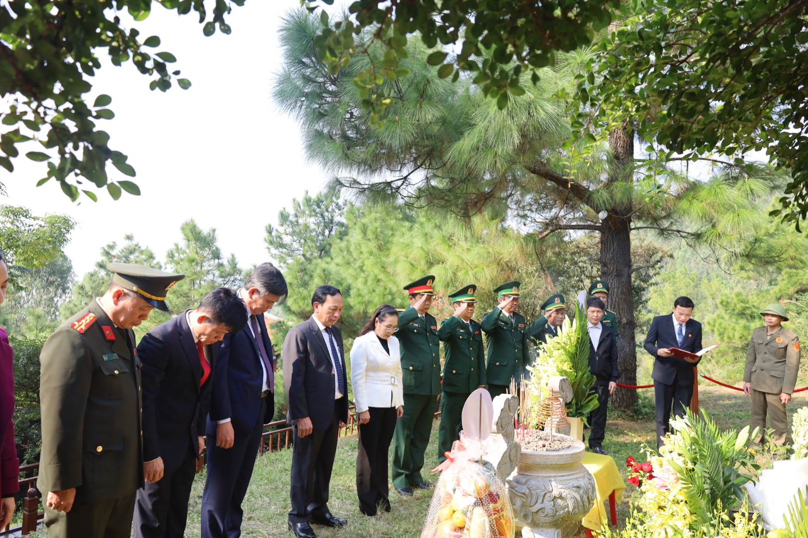 Các đồng chí lãnh đạo tỉnh thành kính dâng hương trước phần mộ Đại tướng Võ Nguyên Giáp.