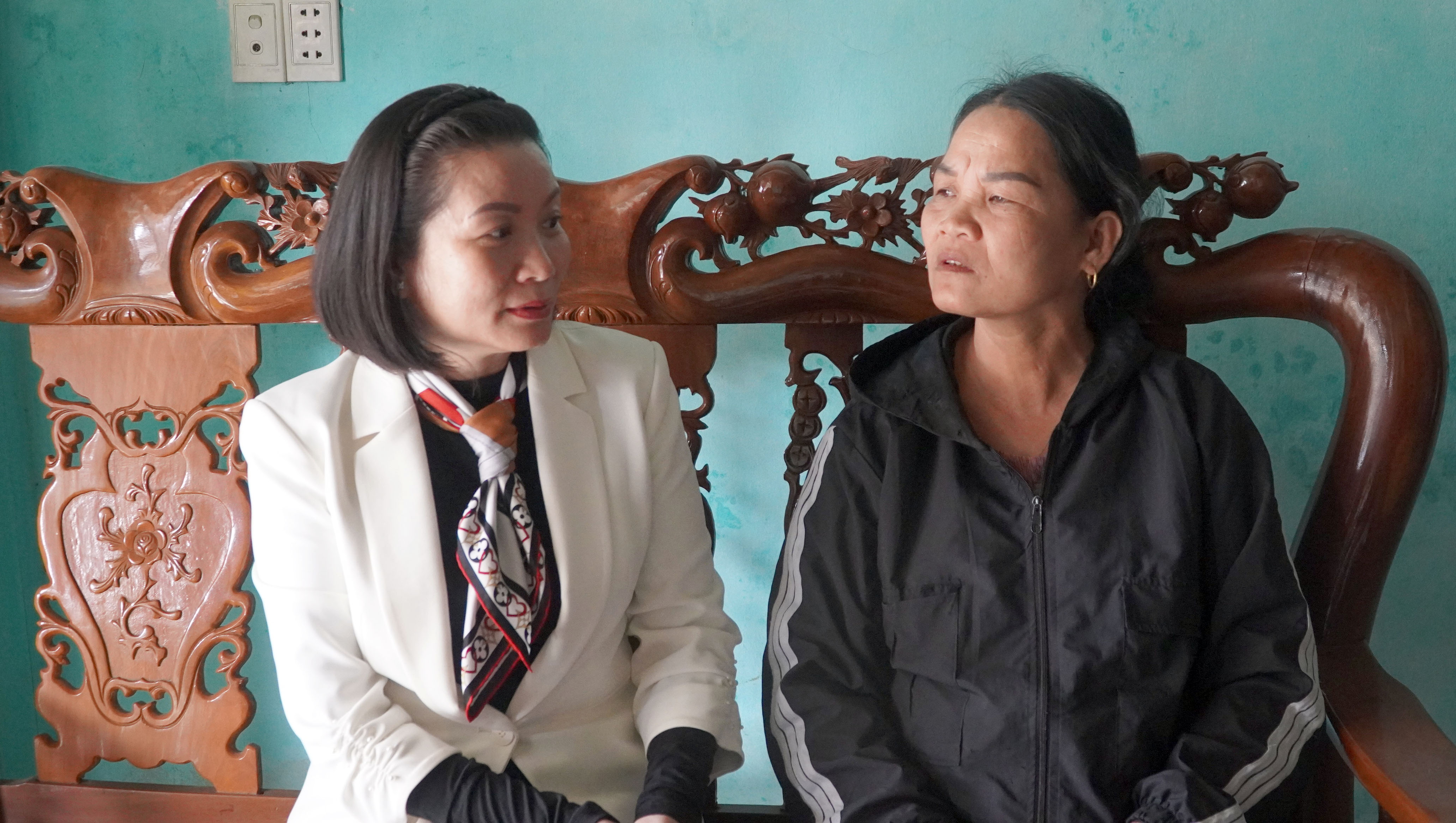 Đồng chí Phó trưởng đoàn chuyên trách Đoàn ĐBQH tỉnh Nguyễn Minh Tâm thăm gia đình liệt sỹ Phạm Văn Thái
