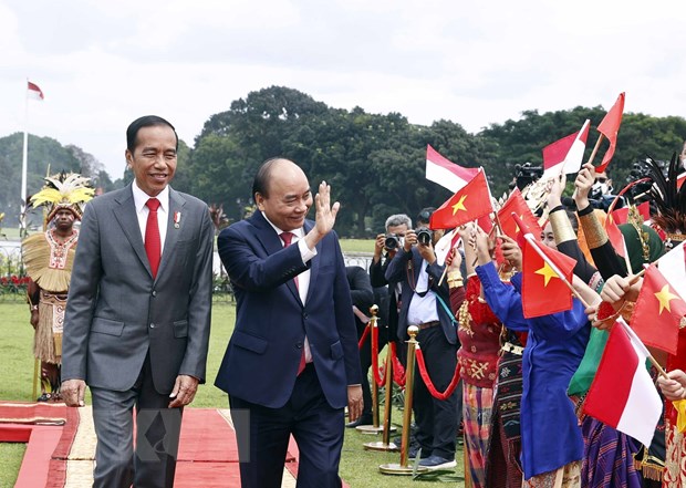 Chủ tịch nước Nguyễn Xuân Phúc và Tổng thống Indonesia Joko Widodo tại lễ đón. (Ảnh: Thống Nhất/TTXVN)