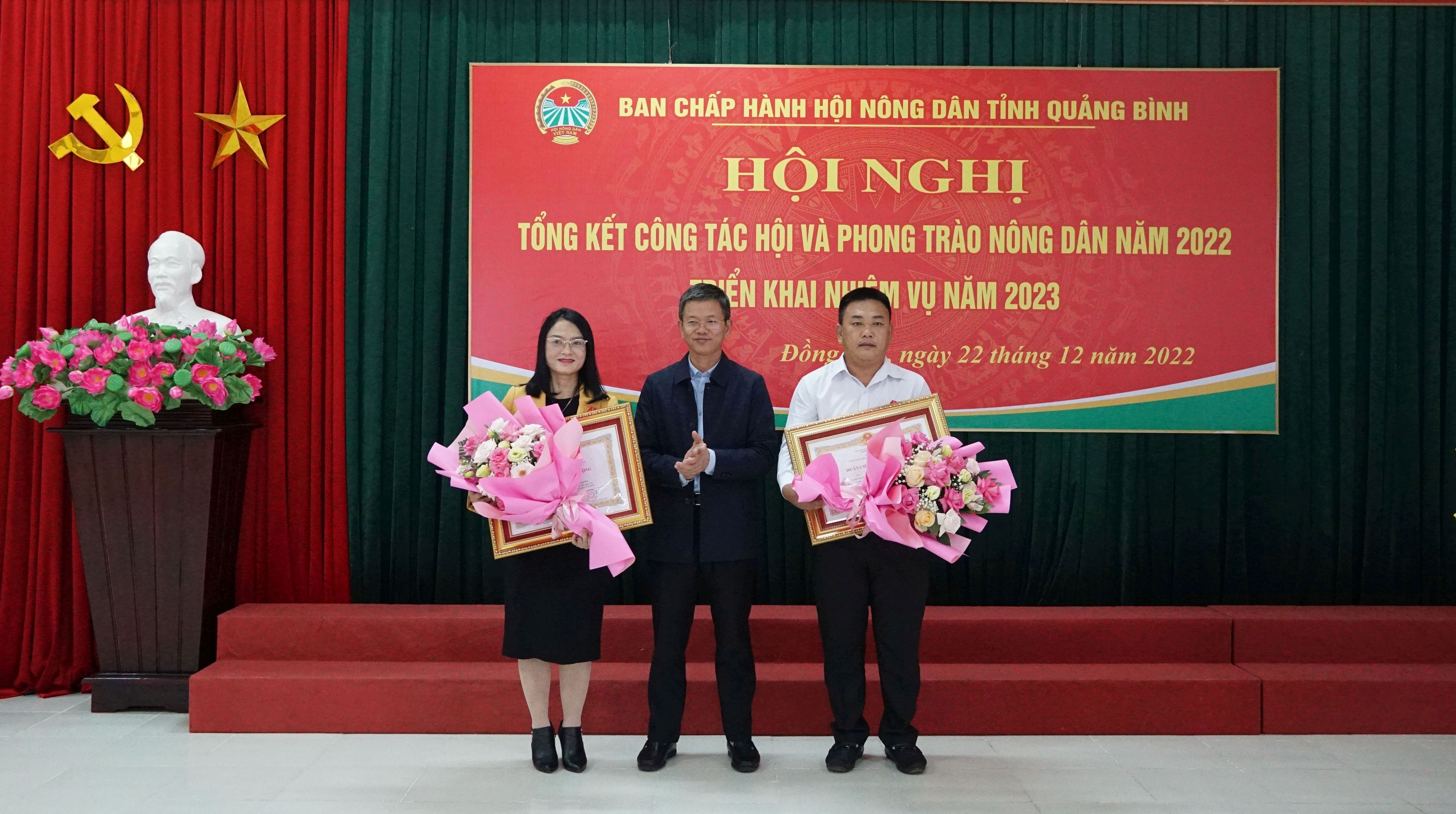 Thừa ủy quyền của Chủ tịch Chủ tịch nước, BCH HND tỉnh đã trao Huân chương lao động hạng ba cho 2 cá nhân là bà Trần Thị Liên, Trưởng ban Xây dựng hội và ông Phạm Tuyển, nông dân SXKDG ở xã Bảo Ninh (TP. Đồng Hới).