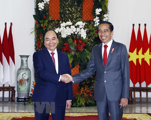 Chủ tịch nước Nguyễn Xuân Phúc chụp ảnh chung với Tổng thống Indonesia Joko Widodo trước khi tiến hành hội đàm. (Ảnh: Thống Nhất/TTXVN)