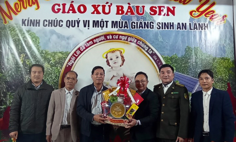Giám đốc Ban Quản lý VQG Phong Nha-Kẻ Bàng Phạm Hồng Thái chúc mừng lễ Giáng sinh tại giáo xứ Bàu Sen.