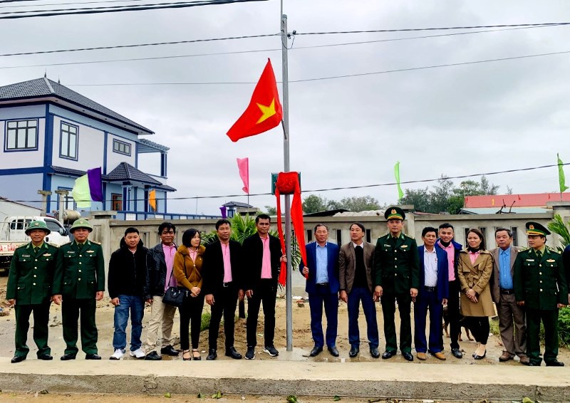 Cán bộ và nhân dân xã Ngư Thủy Bắc vui mừng đón nhận và khánh thành công trình “Ánh sáng vùng biên” từ BĐBP tỉnh.