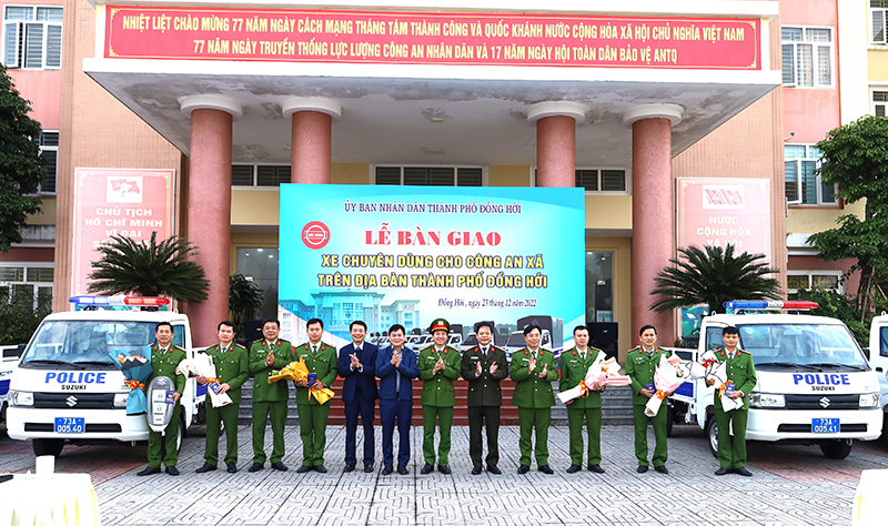Chủ tịch UBND TP. Đồng Hới Hoàng Ngọc Đan và đại diện các đơn vị bàn giao xe chuyên dụng cho lực lượng công an 6 xã.