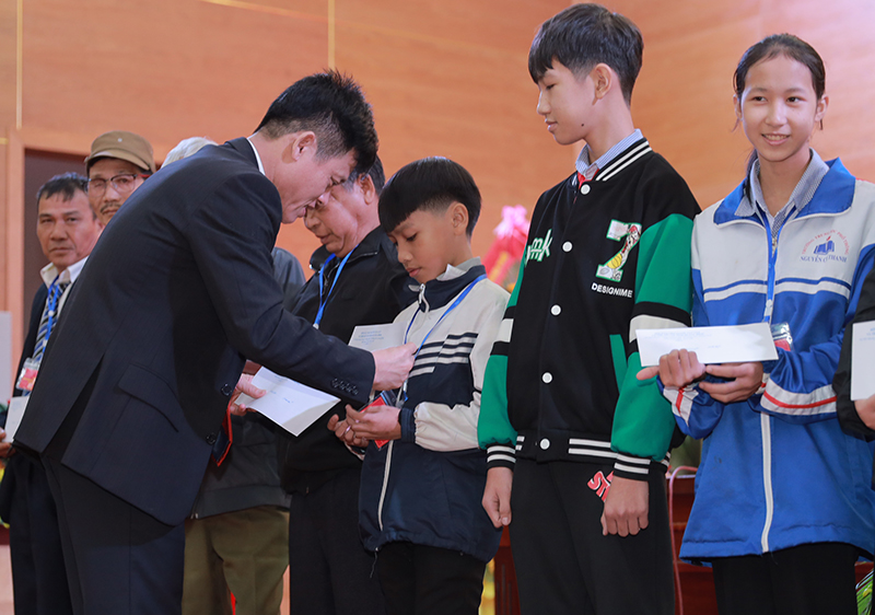  Đồng chí Trưởng ban Dân vận Tỉnh ủy Lê Văn Bảo trao quà tặng NKT và TMC tiêu biểu trên địa bàn tỉnh. 