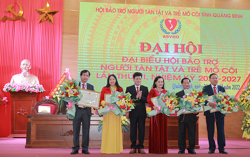 Đồng chí Trưởng ban Dân vận Tỉnh ủy Lê Văn Bảo trao bằng khen của Chủ tịch UBND tỉnh cho tập thể có thành tích xuất sắc trong công tác hội nhiệm kỳ 2017-2022.