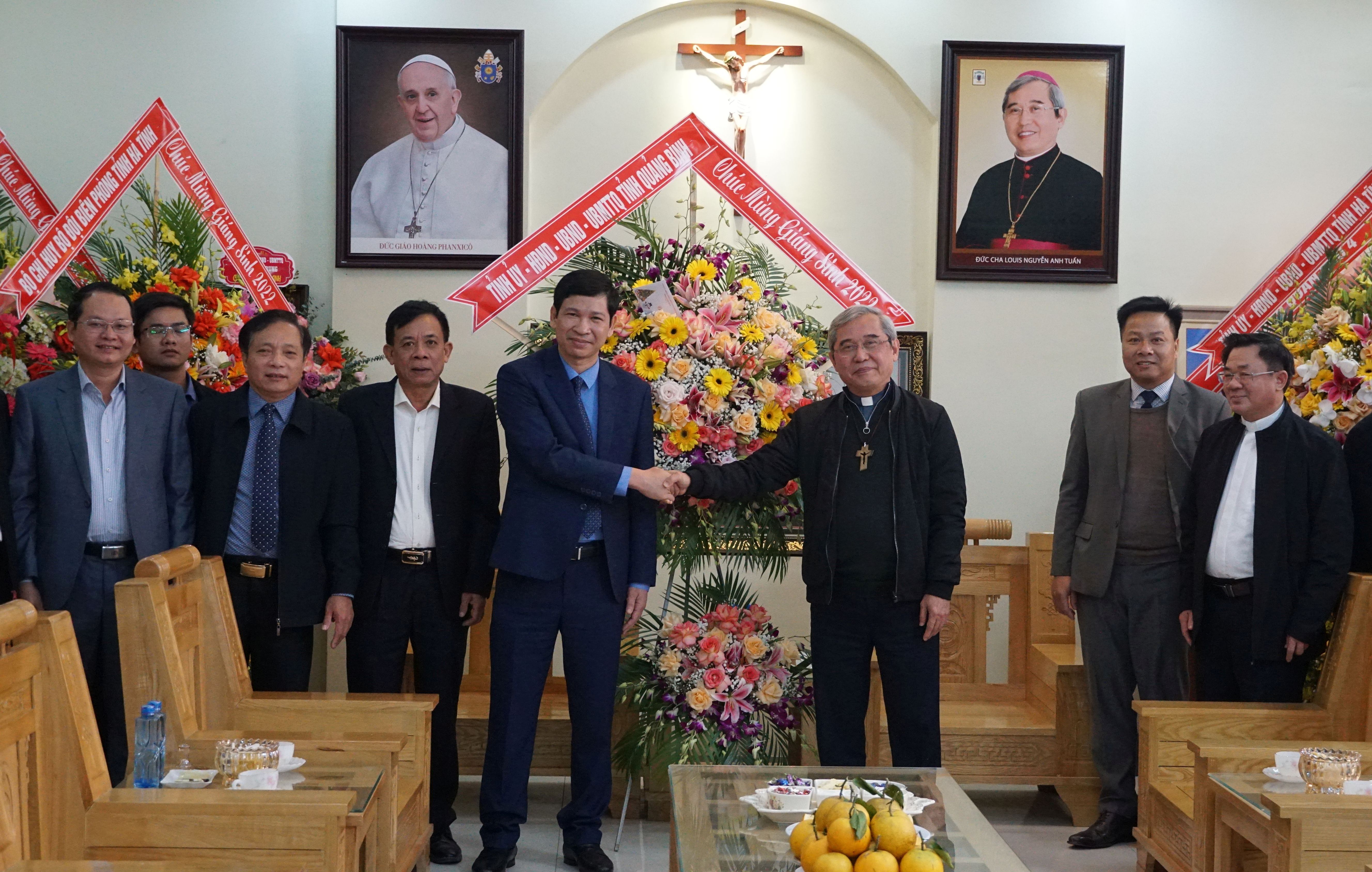 Thay mặt lãnh đạo tỉnh, đồng chí Phó Chủ tịch UBND tỉnh Hồ An Phong tặng hoa chúc mừng Tòa Giám mục Giáo phận Hà Tĩnh.