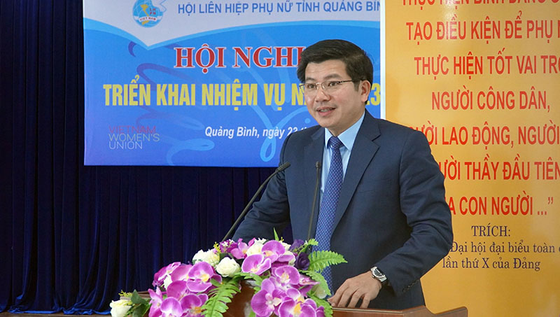 Đồng chí Trưởng ban Tổ chức Tỉnh ủy Trần Vũ Khiêm phát biểu chỉ đạo tại hội nghị