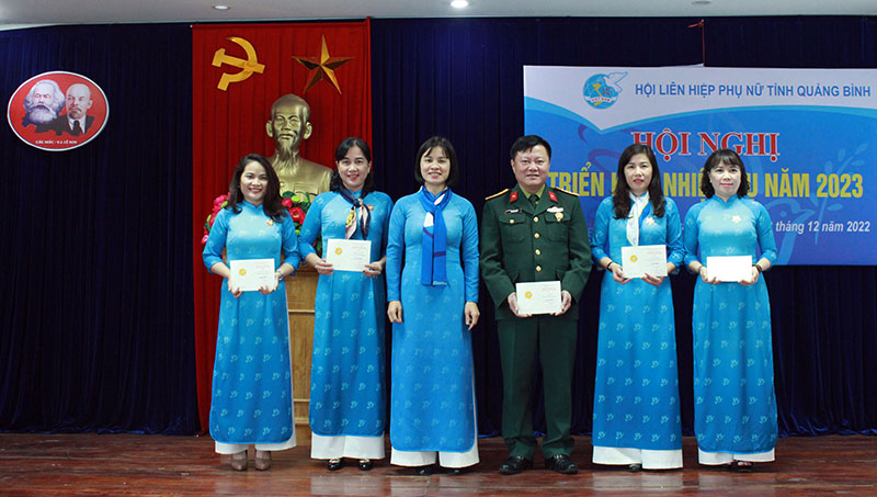 Đồng chí Chủ tịch Hội LHPN tỉnh Diệp Thị Minh Quyết  trao Kỷ niệm chương “Vì sự phát triển của phụ nữ Việt Nam” cho các cá nhân
