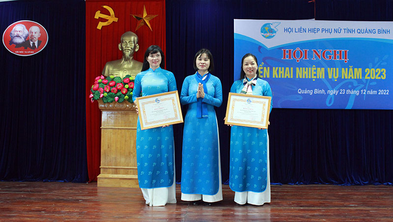 Đồng chí Chủ tịch Hội LHPN tỉnh Diệp Thị Minh Quyết trao Bằng khen của Trung ương Hooiuj LHPN Việt Nam cho các tập thể, cá nhân