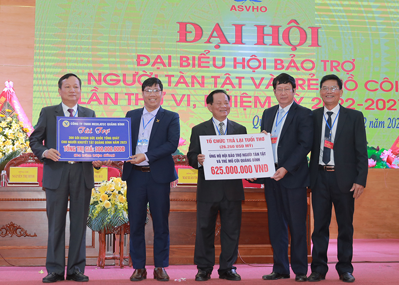 Đại diện Công ty TNHH Medlatec Quảng Bình và Tổ chức trả lại tuổi thơ trao tài trợ cho Hội NTT và TMC tỉnh.