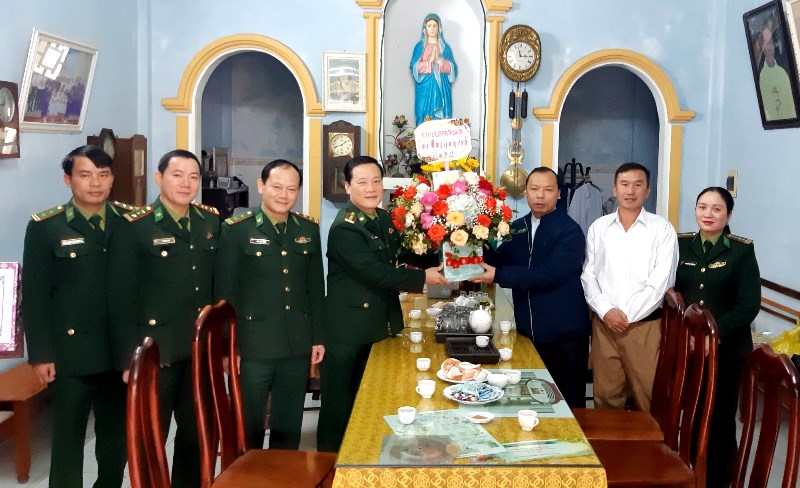 Đoàn thăm, tặng hoa chúc mừng giáo họ Thanh Hải (xã Thanh Trạch, huyện Bố Trạch).