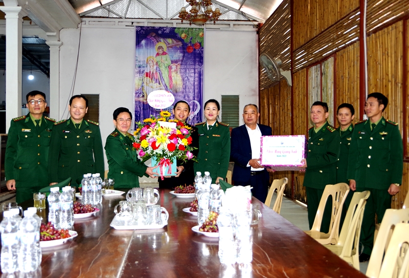 Đoàn thăm, tặng hoa chúc mừng linh mục Đậu Duy Vinh và bà con giáo dân xã Thanh Hóa (huyện Tuyên Hóa).                                                                            