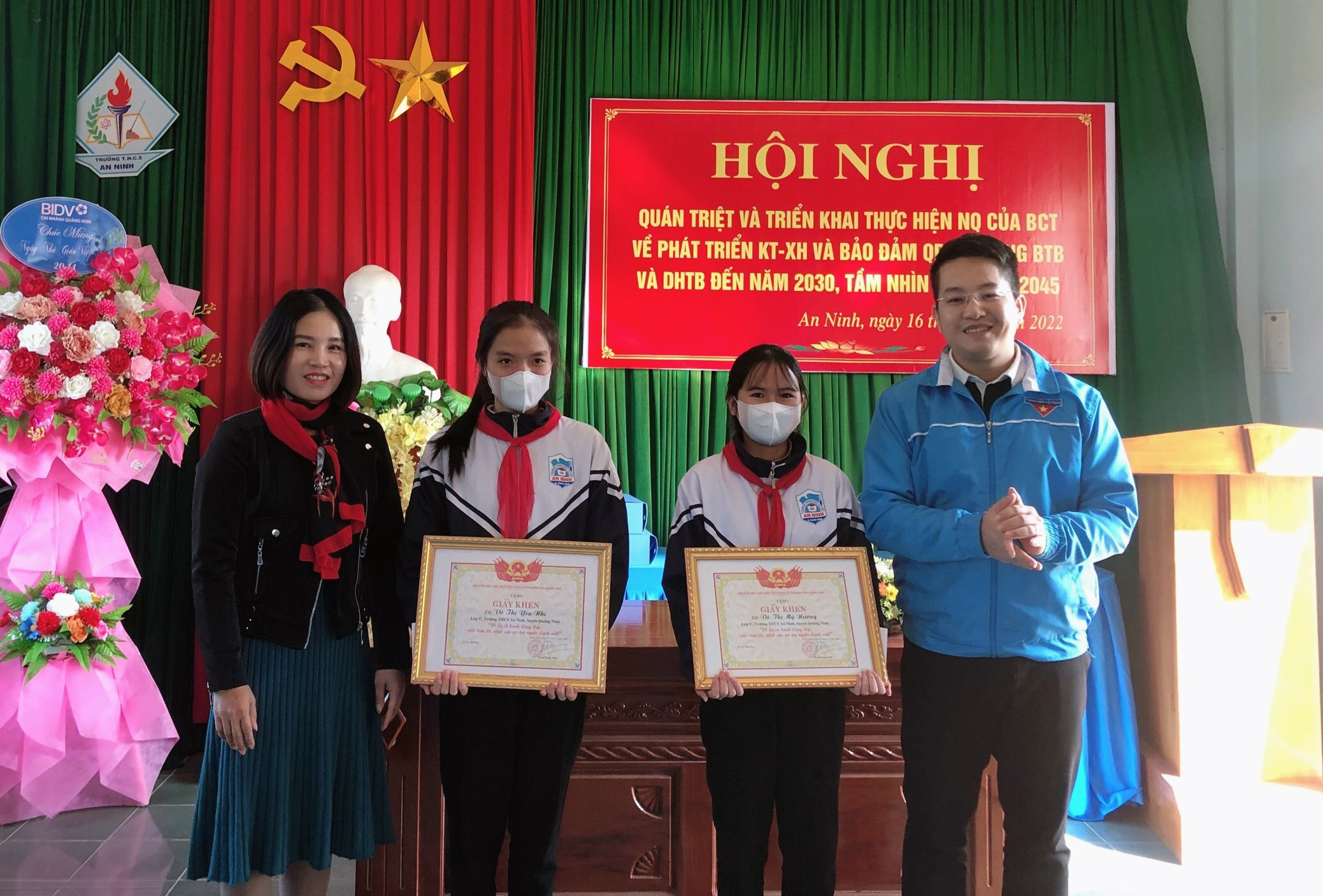 Đại diện Hội đồng Đội tỉnh trao tặng giấy khen cho em Võ Thị Mỹ Nương và Võ Thị Yến Nhi.