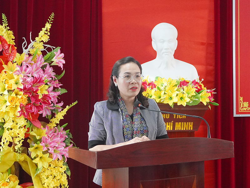 Đồng chí Phạm Thị Hân, Ủy viên Ban Thường vụ Tỉnh ủy, Chủ tịch Ủy ban MTTQ Việt Nam tỉnh, Trưởng khối thi đua Mặt trận và các tổ chức chính trị-xã hội tỉnh phát biểu kết luận hội nghị.