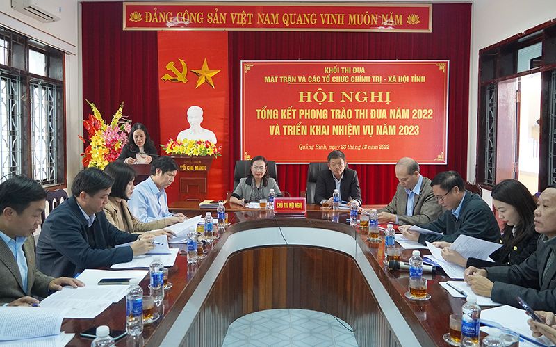 Đồng chí Phạm Thị Hân, Chủ tịch Ủy ban MTTQ Việt Nam tỉnh và đồng chí Trần Tiến Sỹ, Chủ tịch Hội Nông dân tỉnh đồng chủ trì hội nghị.