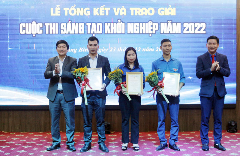  Lãnh đạo Tỉnh đoàn trao giải nhì cho 3 tác giả đoạt giải.