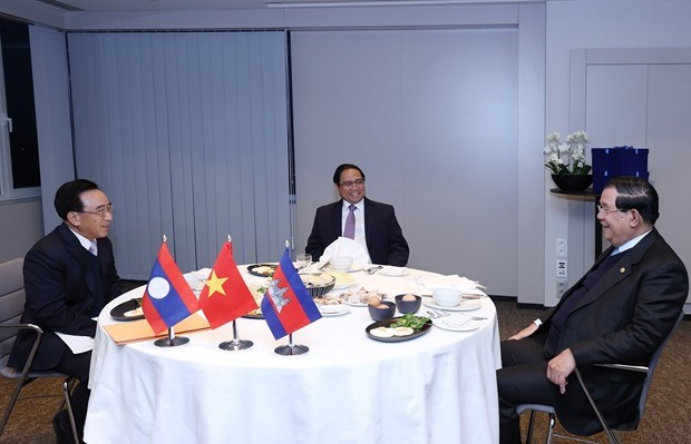 Thủ tướng Phạm Minh Chính và Thủ tướng Campuchia Samdech Techo Hun Sen và Thủ tướng Lào Phankham Viphavanh ăn sáng và làm việc. (Ảnh: Dương Giang/TTXVN)