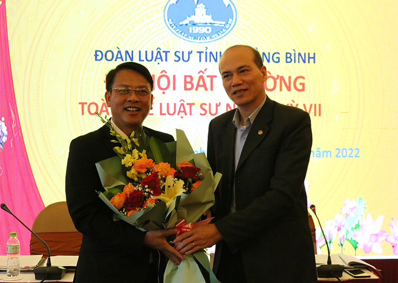 Luật sư Dương Văn Thành, được bầu bổ sung ủy viên Hội đồng khen thưởng, kỷ luật, Đoàn luật sư tỉnh Quảng Bình lần thứ XII.