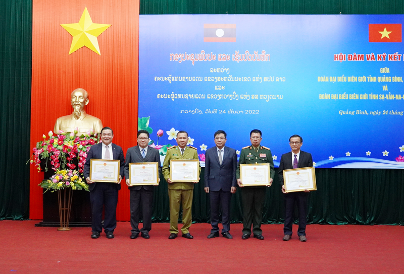 Đồng chí Phó Chủ tịch Thường trực UBND tỉnh Đoàn Ngọc Lâm trao tặng bằng khen của Chủ tịch UBND tỉnh Quảng Bình cho các tập thể tỉnh Savanakhet.