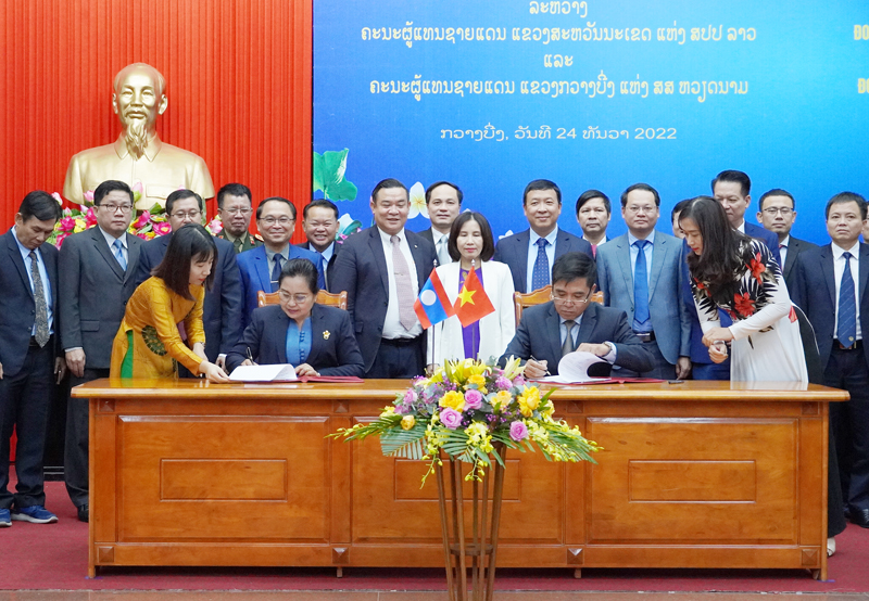 Đồng chí Đoàn Ngọc Lâm và đồng chí Ling-thong Sẻng-ta-văn đã ký kết biên bản ghi nhớ hợp tác giữa tỉnh Quảng Bình và tỉnh Sạ-vẳn-na-khệt.