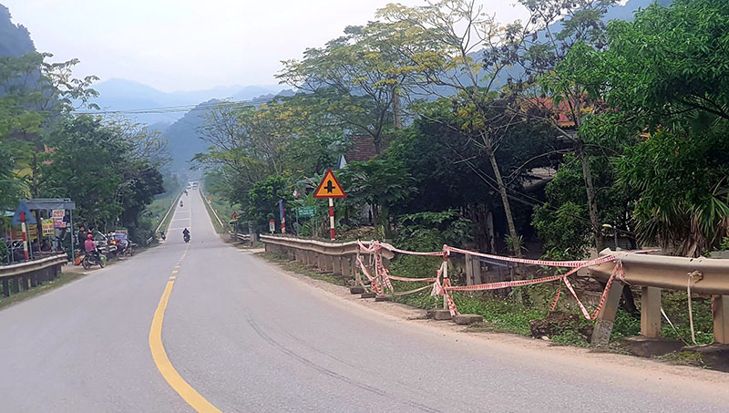 Lan can đường bị hư hỏng trong vụ tai nạn giao thông tại xã Thạch Hóa chưa được khắc phục