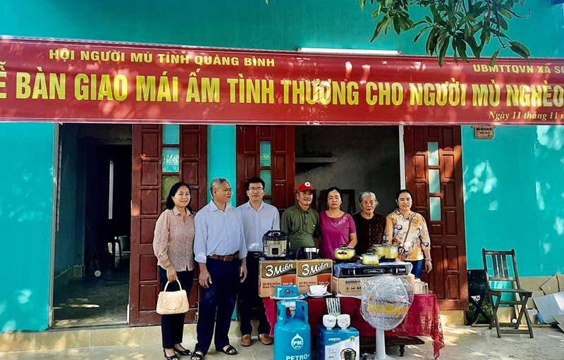 Bàn giao nhà mái ấm tình thương cho gia đình bà Nguyễn Thị Hải Lý, hội viên Hội Người mù ở xã Sơn Thủy, huyện Lệ Thủy.