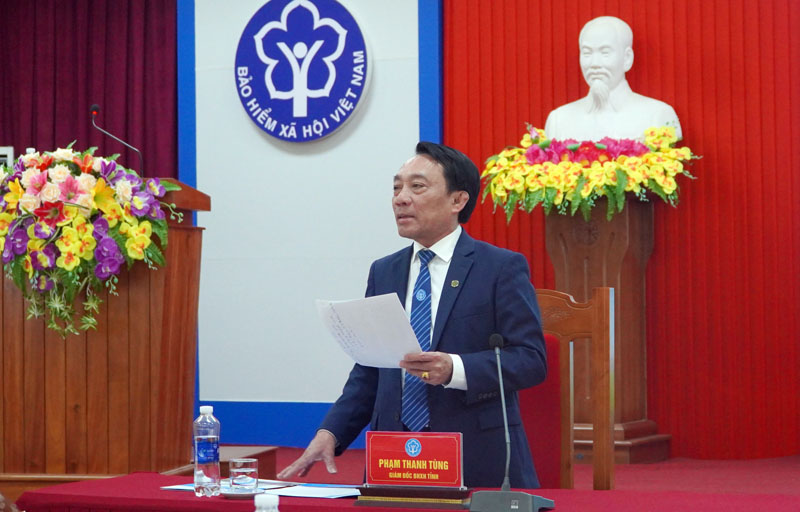 Ông Phạm Thanh Tùng, Giám đốc BHXH tỉnh Quảng Bình chủ trì buổi họp báo.