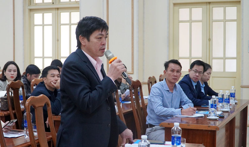 Phóng viên Báo Nhân Dân trao đổi tại buổi họp báo do BHXH tỉnh tổ chức.