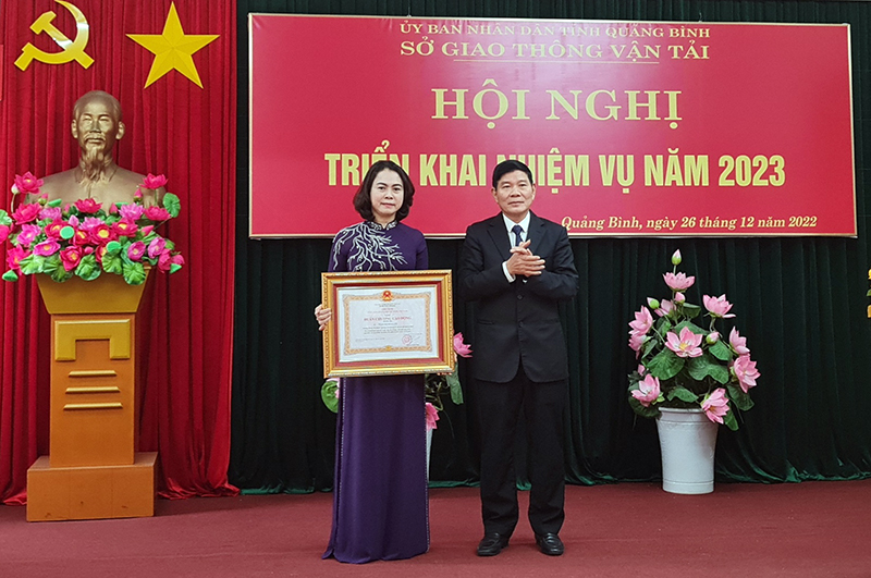 Thừa ủy quyền của Chủ tịch nước, lãnh đạo sở GTVT trao Huân chương Lao động hạng Ba cho bà Phạm Thị Nhung Anh, Trưởng phòng Tài chính-Kế toán.