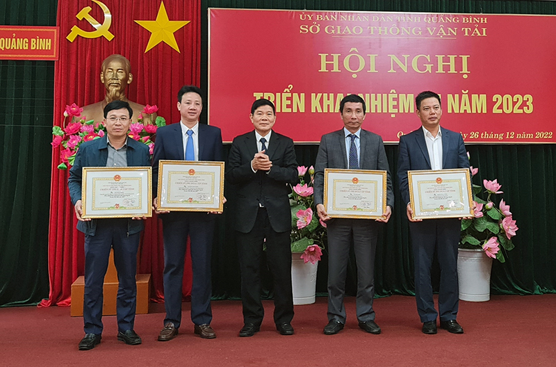 Lãnh đạo Sở GTVT trao danh hiệu Chiến sỹ thi đua cấp tỉnh cho các cá nhân có thành tích xuất sắc.