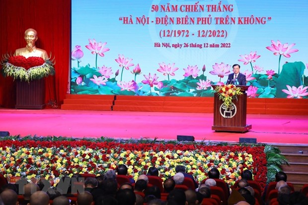 Bí thư Thành ủy Hà Nội Đinh Tiến Dũng phát biểu tại Lễ kỷ niệm 50 năm chiến thắng Hà Nội-Điện Biên Phủ trên không. (Ảnh: TTXVN)