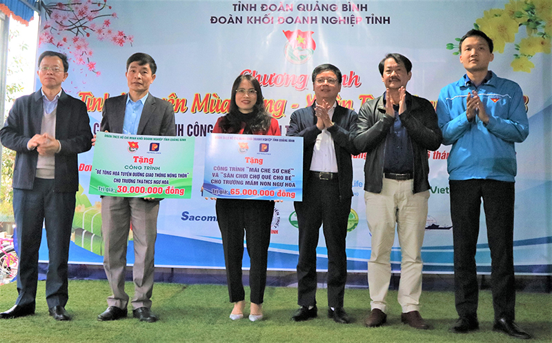 Công ty xăng dầu Quảng Bình trao tiền hỗ trợ 95 triệu đồng cho trường mầm non xã Ngư Hóa, huyện Tuyên Hóa